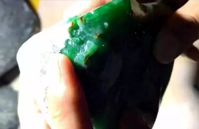 翡翠|100万拿下的?翡翠赌石，一刀切开货主直接跳起来！