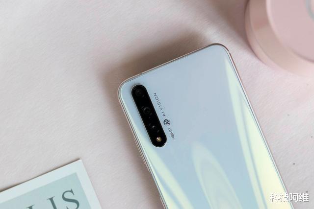 荣耀|从2199元跌至1999元,8GB+3200万,曾经荣耀最强自拍手机濒临下架