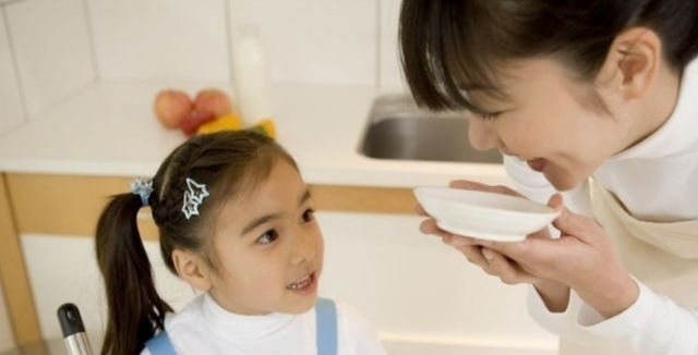 車場有風云 母女倆在服務區吃飯，路人拍照傳到網上，網友：為孩子未來擔心