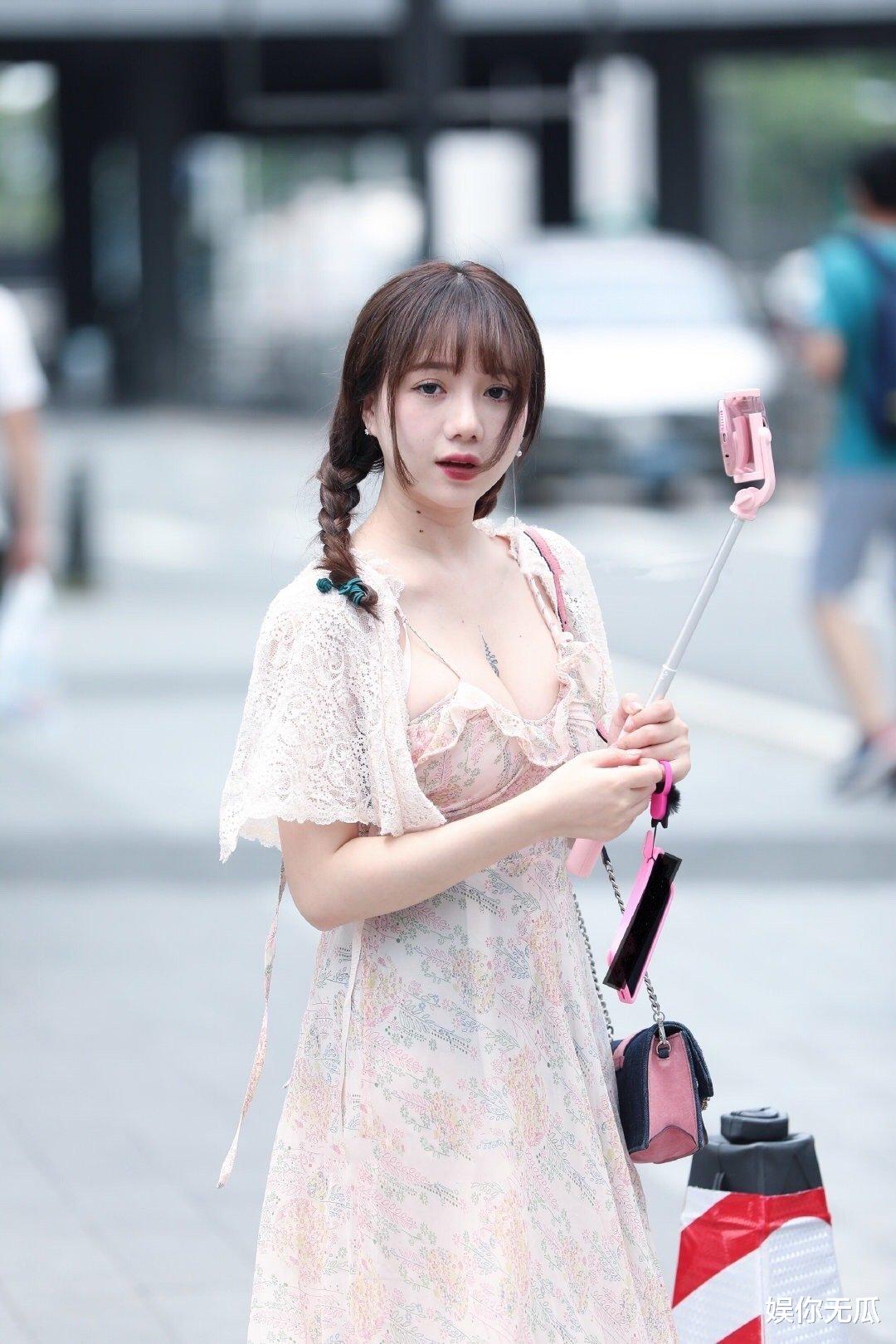 「穿衣搭配」双马尾的表妹，时尚的打扮，让她“笑比花轿”