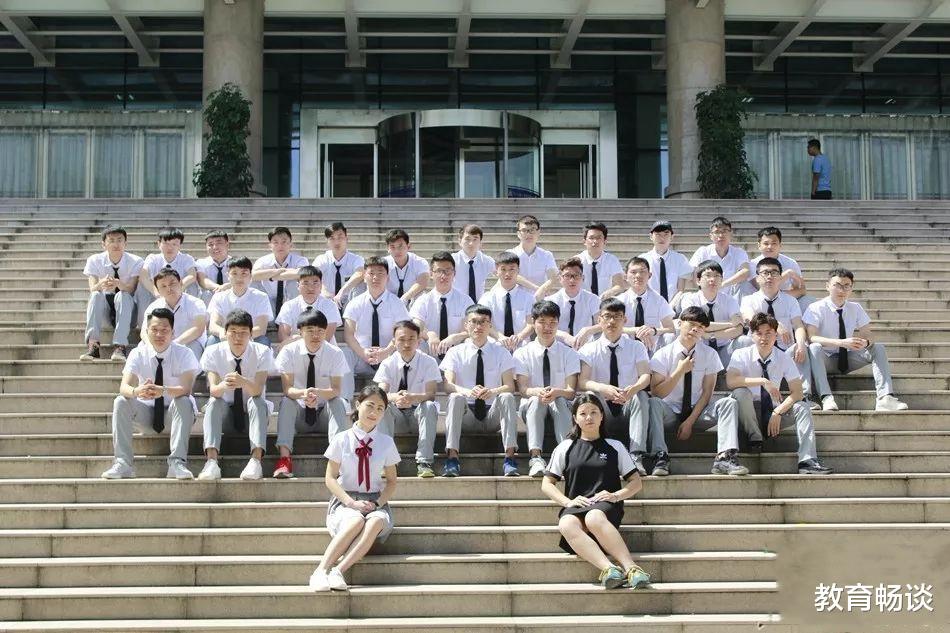 『华中科技大学』“独苗男生”毕业照：武汉华中科技大学，一个男生的骄傲