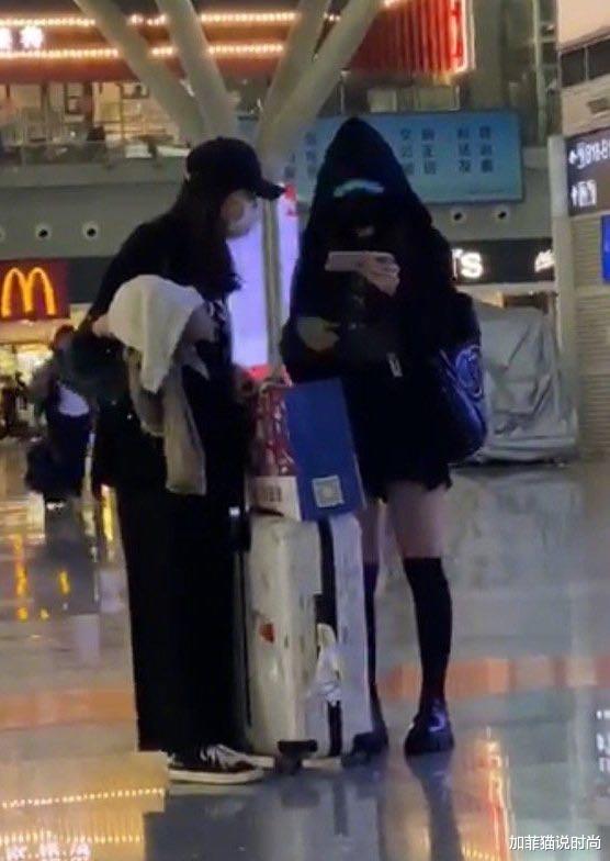 吴昕|吴昕上了《破浪姐姐》飘了！走机场接长发穿学生袜，这腿短的扎心