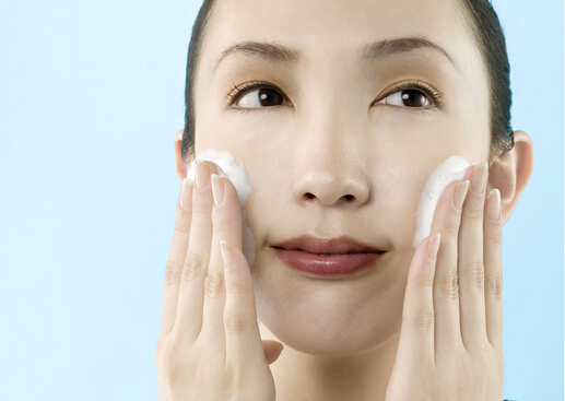 杨红聊时尚|大干皮适合什么洗面奶 混干皮补水洗面奶推荐