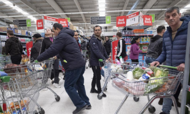 英媒後悔不該嘲笑武漢，倫敦封城後一片混亂，超市打砸搶食品短缺-圖3