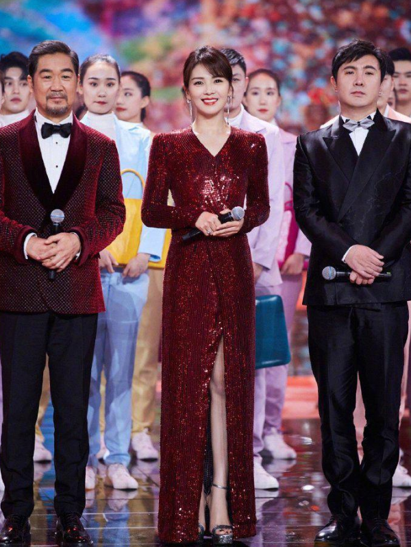 央视|刘涛又出息了！一袭红裙亮相央视国庆晚会做主持，同框康辉张蕾气场十足