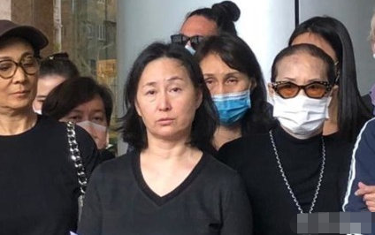 【赌王】赌王病逝何家成员站位藏暗涌,二房C位四房靠边,三位太太亲疏关系一目了然