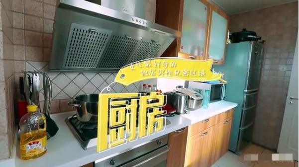 |走进郭麒麟现实中的家，家里连阳台都没有，衣服直接晾在客厅里