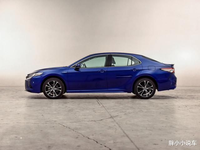 「丰田凯美瑞」丰田“性能王”，近五米长油耗5.5L，还看什么亚洲龙，17.68万