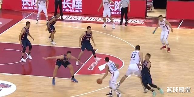 杜锋|CBA的裁判有多糟糕？赵睿被侵犯却遭吹T，杜锋不满：撅屁股也犯规