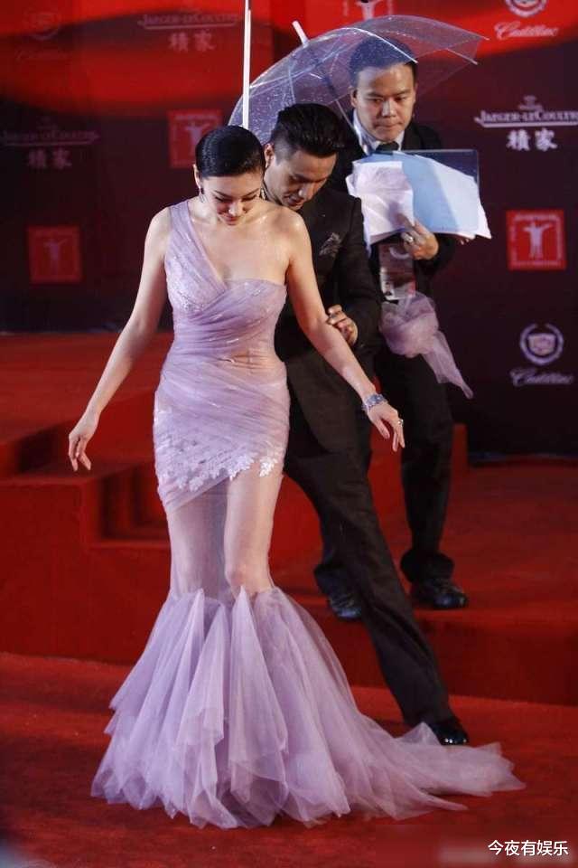 「张雨绮」张雨绮也有“翻车”的时候，全身像是缠了一层保鲜膜，走路都需要有人搀扶！