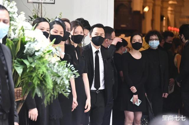 穿衣搭配|甄子丹一家送别岳父，女儿穿衣露内搭哪像16岁，娇妻小姨子同框