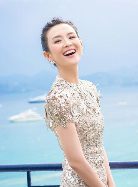 「汪峰」章子怡父亲节晒照,汪峰抱着三胎儿子出镜,胖嘟嘟的小腿好可爱