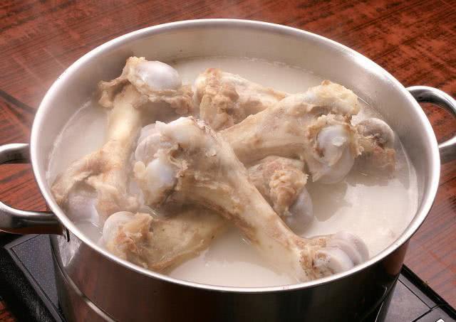：不管炖肉还是炖骨头，万万不可放“此物”，难怪肉有臭味、汤难喝