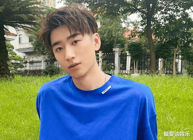 杨幂|杨幂旗下艺人比跑龙套还惨?一天片酬仅一千,没助理还自备折叠椅