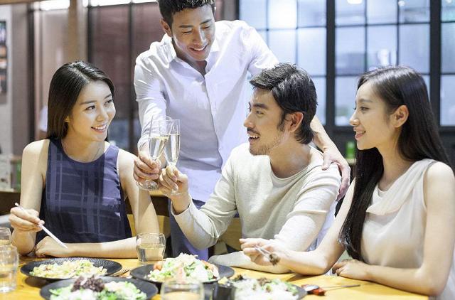 食材|和异性一起吃饭,这4种食物最好别点,否则尴尬的是你,没形象!