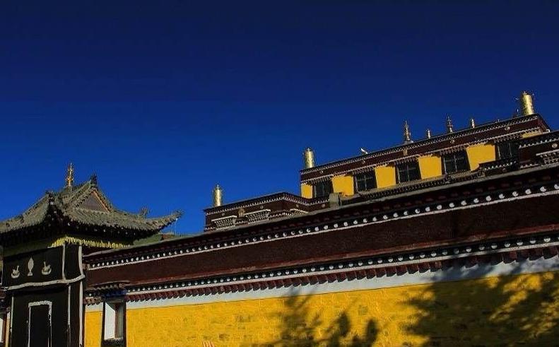 羌族■阿坝拥有着3个AAAAA级风景区，16个AAAA以上旅游风景区