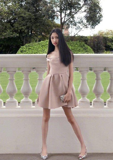 甄子丹|任达华和甄子丹两家女儿坐游艇出海，同为16岁一个苗条一个肉感