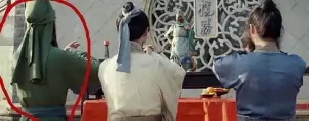 『电视剧』电视剧里穿帮镜头: 宫女穿现代内衣, 军人兜揣手机,导演你简直神了