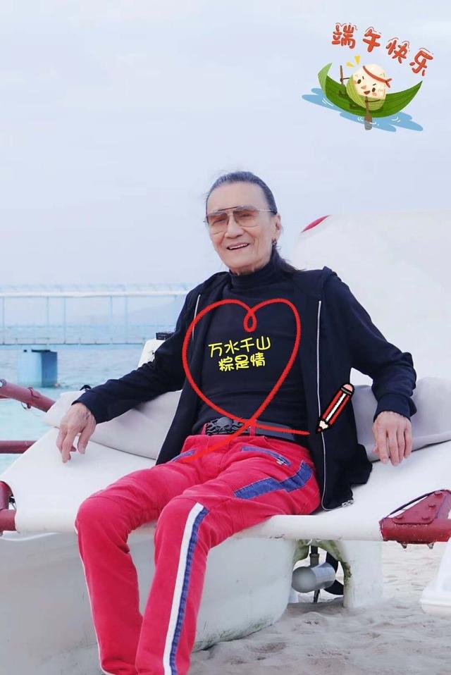 「谢贤」83岁谢贤宝刀不老，穿白色运动套装身材似超模，满脸皱纹却帅掉渣