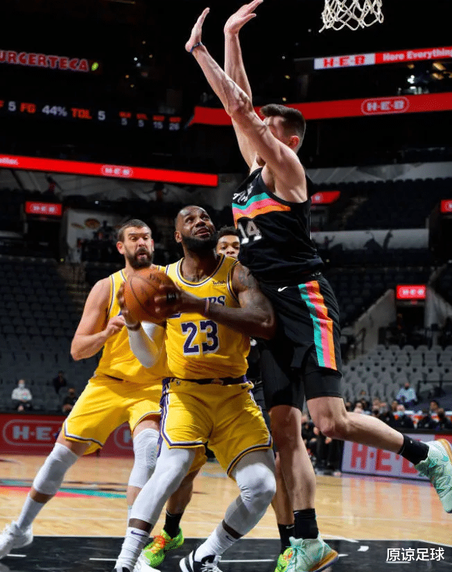 戴维斯|26中13!戴维斯欺软怕硬,詹眉连线美如画,下场再打养生篮球