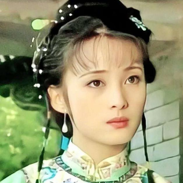 蒋勤勤|蒋勤勤新剧要爆！官宣海报穿绿色旗装发型好老气，年轻时美貌罕有