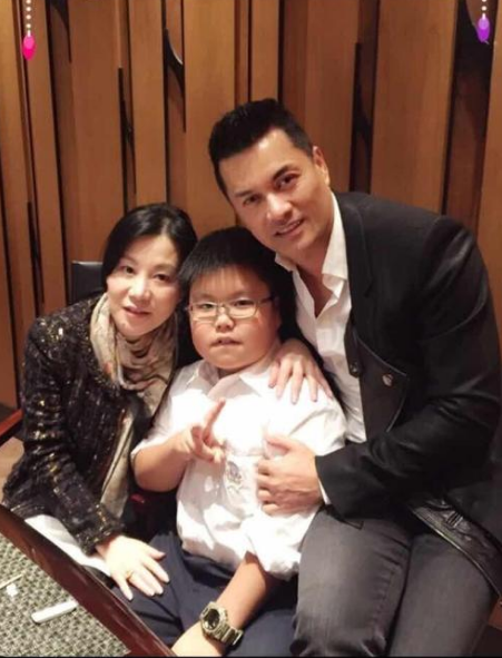 吕良伟|吕良伟19岁独子罕曝光,被指没遗传爸爸好基因,福相满满引热议
