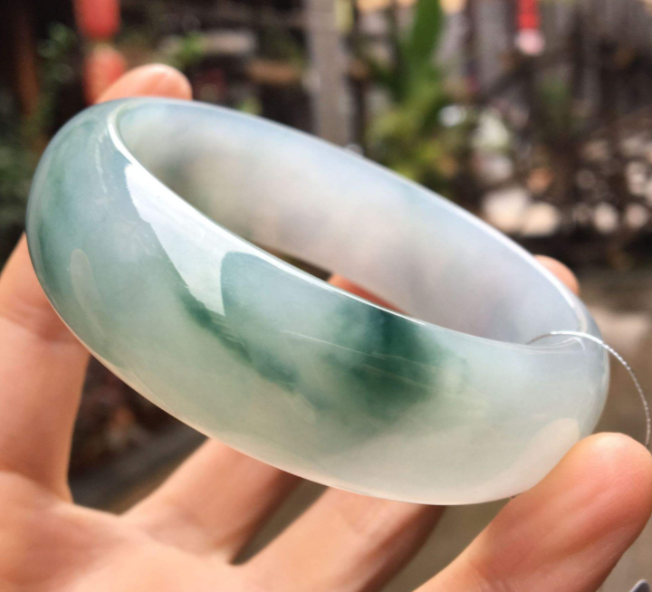 翡翠手镯|贵妃镯的价格为何偏低？如何与圆镯做对比？深入了解翡翠手镯！