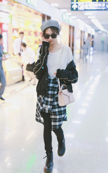 03 黑色外套 黑色紧身裤 马丁靴个子高挑的郑爽,这件长款驼色呢大衣