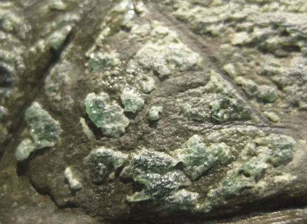 翡翠|翡翠蟒带是什么，翡翠原石中为什么存在蟒带？