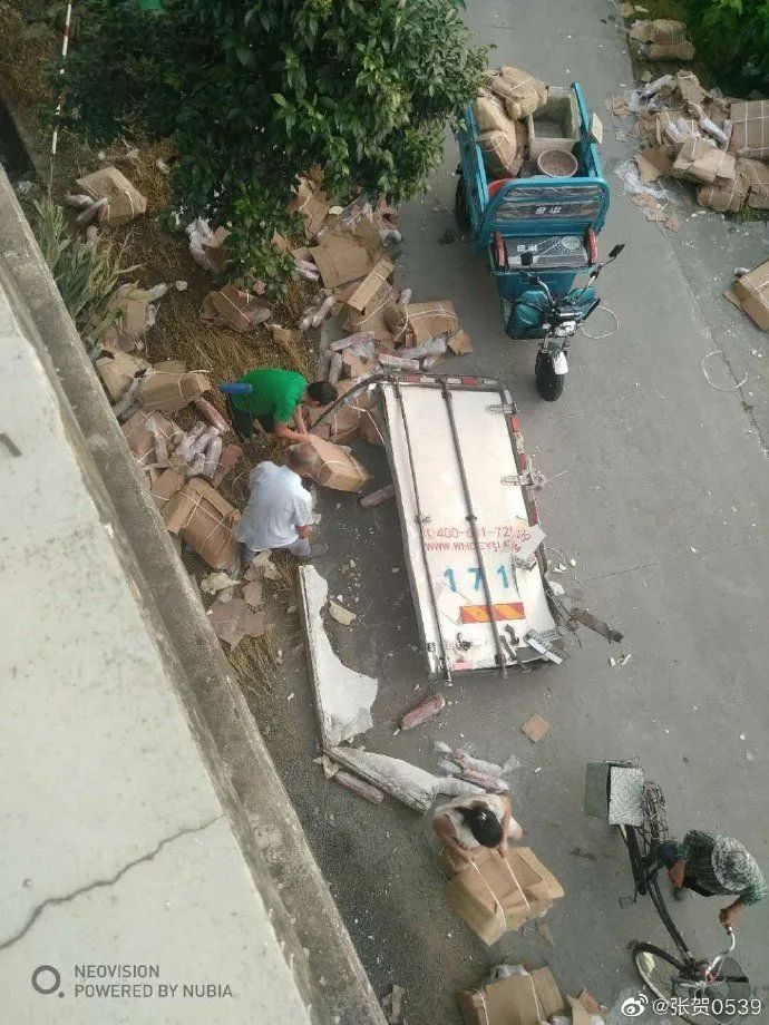 猪肉|7吨猪肉遭哄抢!连车门都不放过!法不责众?想错了!出来混迟早要还的!