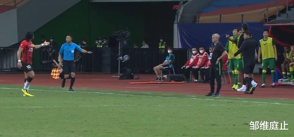 北京国安|国安疑似点球没判罚，谁注意到于大宝的举动，和郑智反差有点大