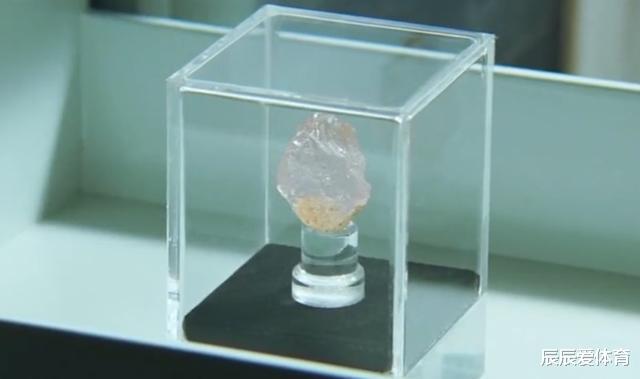 陨石■世界仅存2颗陨石钻石夜明珠，一颗在美国，一颗被中国人放鱼缸中