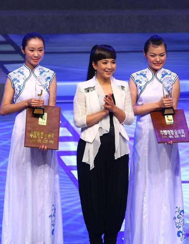 发型|吕丽萍为扮嫩真拼，扎高马尾齐刘海强凹少女感，看脸却还是60岁