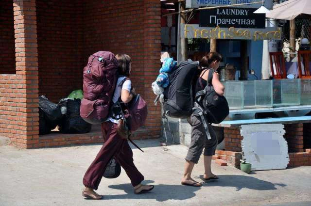 旅行|为什么外国人旅行只背个包，而中国人却要拖个行李箱？有什么区别