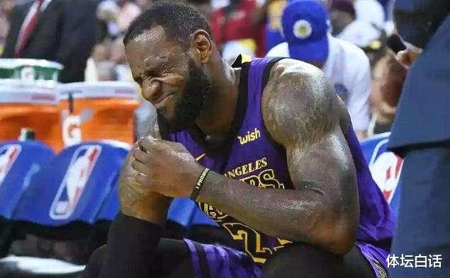 勒布朗·詹姆斯|真老了?36岁詹姆斯赛后累瘫在酒店地板,一脸疲态懒得洗澡