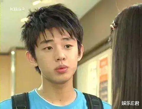 『刘亚仁』刘亚仁公开简洁寓所，独居15年逗猫为乐，靠液体食物解决吃饭问题