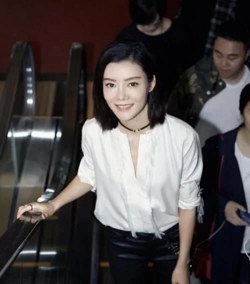 车晓▲38岁车晓嫁入豪门,衣食无忧、天天居家瑜伽健身,真让人羡慕
