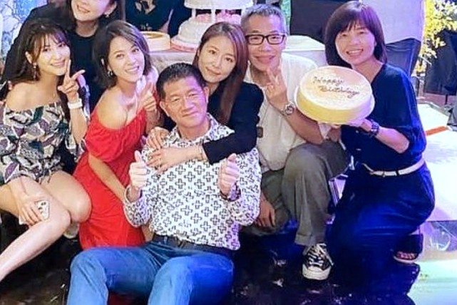 「林心如」林心如夫妇现身派对,华哥在角落腼腆微笑,遥望老婆豪迈怀抱男友人