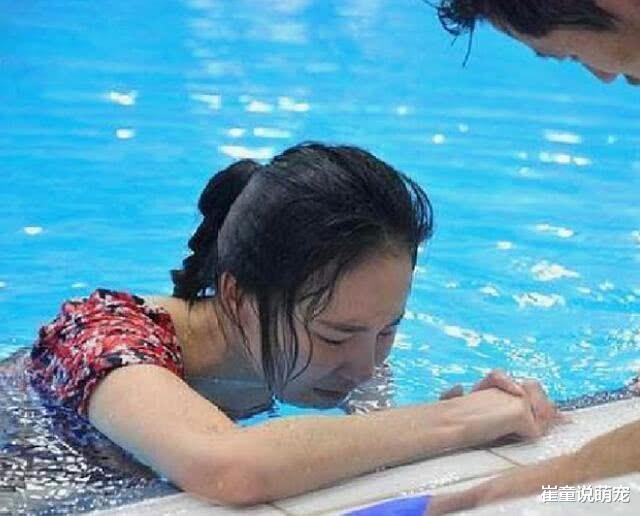 女运动员比赛时来“大姨妈”，硬撑也要上，夺冠后被教练抱下场