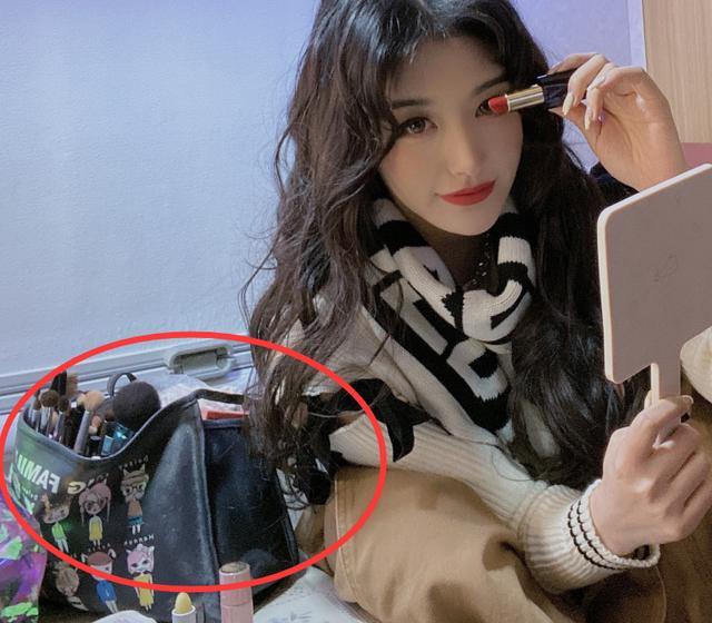 孔雪儿|孔雪儿房车里化妆,不料被一旁的化妆刷抢镜,网友:一个月没洗?