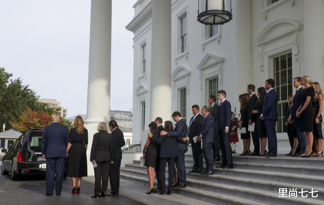 美国|弟弟葬礼特朗普一家淡定，弟弟家哭成团！儿媳穿金戴银伊万卡低调