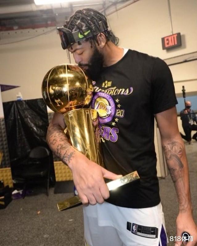 PlayStation 5|虾仁猪心! 乔治亲吻未上市PS5游戏机, 网友晒浓眉亲吻总冠军奖杯