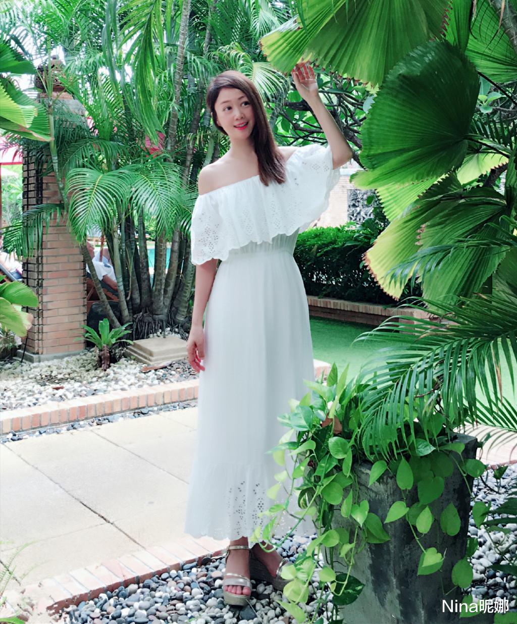 连衣裙▲51岁梁小冰商场真放得开，穿连衣裙同建宁公主跳舞，粉帽马尾辫好软萌