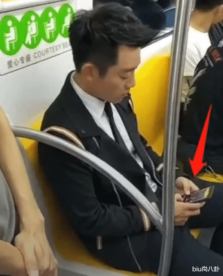 [郑恺]郑恺婚后工作懈怠？录《跑男》全程玩手机不搭理人，原因过于真实