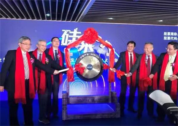 『芯片』靠卖芯片原材料，这家公司完成从0到1的突破，30天股价翻8倍