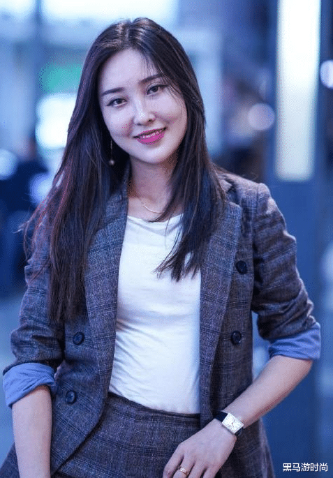 西装|初秋时尚穿搭,选择精致小西装,轻松成为职场女强人