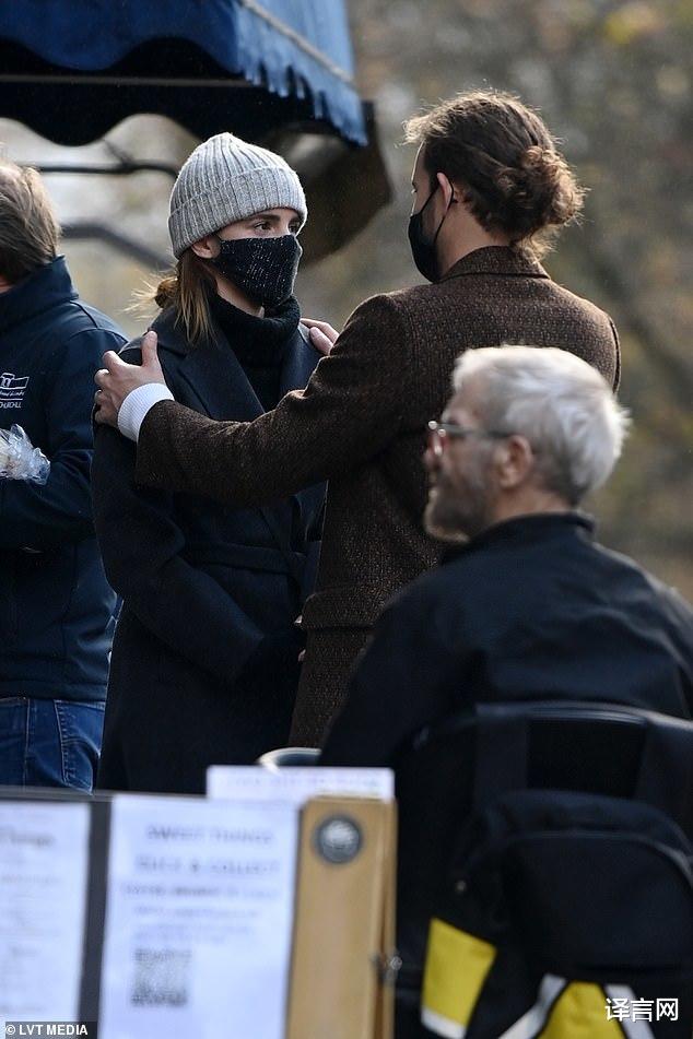 里奥|艾玛·沃特森和男友罕见现身,边走边聊很甜蜜,“赫敏”被长发商人宠溺