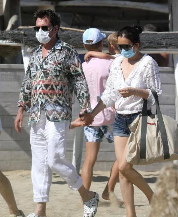 巩俐|巩俐无意露脐太尬！携71岁老公沙滩漫步，游泳圈冲破上衣仪态堪忧