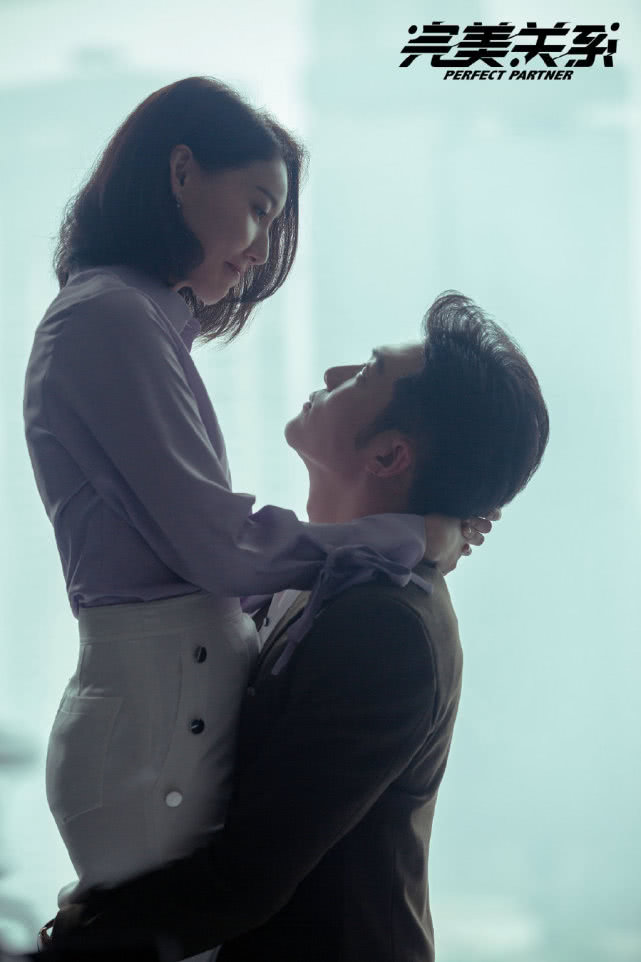 《完美关系》高露扑倒李泽锋,看清两人姿势,网友:我承认我羡慕了