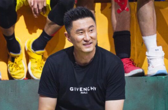 中国男篮■被称为“小姚明”，如今18岁高达2.21米，有望效力中国男篮